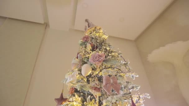 Świąteczne dekoracje na choince. Dom ozdobiony jest dekoracjami świątecznymi. Nowoczesny przytulny dom z dekoracjami świątecznymi — Wideo stockowe