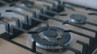 Su ısıtıcısını kapatıyorum. Gaz sobasını kapatıyoruz. Ocakta yakın çekim yangın.