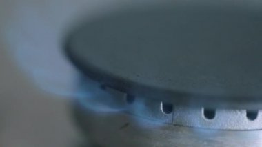 Gaz sobasının üzerinde ateş yanıyor. Yakıt yakma makinesi. Gaz ocağı. Gaz ocağı kapanıyor. Ocağın ateşini yakıyorum..