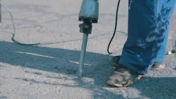 Il martello pneumatico distrugge l'asfalto. La strada funziona da vicino. Martello pneumatico da vicino. Demolizione di asfalto con martello pneumatico — Video Stock