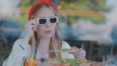 Pizza yiyen bir kız. Pizza yiyen güzel kız.