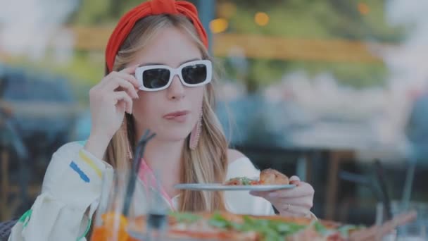 Mädchen essen Pizza aus nächster Nähe. Hübsches Mädchen isst Pizza — Stockvideo