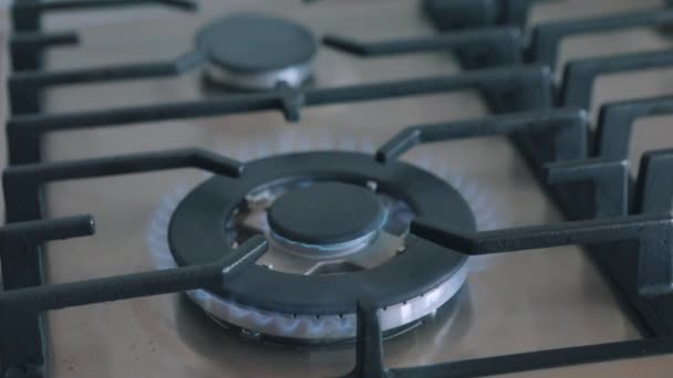 Le brûleur à gaz s'allume. Allumer le feu sur la cuisinière. Le feu s'enflamme sur la cuisinière à gaz. Brûleur à gaz gros plan. Cuisinière à gaz — Video