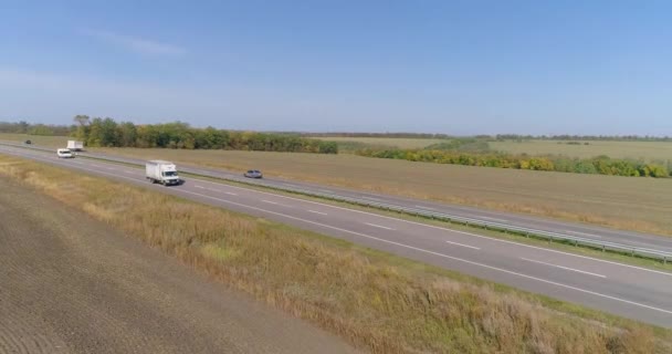 Camions conduisant le long de la vue de dessus de route, Camion transporte des marchandises vue de dessus — Video