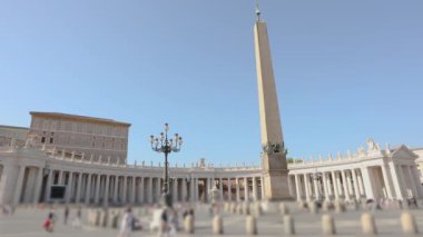 St. Peters Meydanı genel planı. St. Peters Meydanı 'nda birçok insan meydanda yürür. İtalya, Roma,