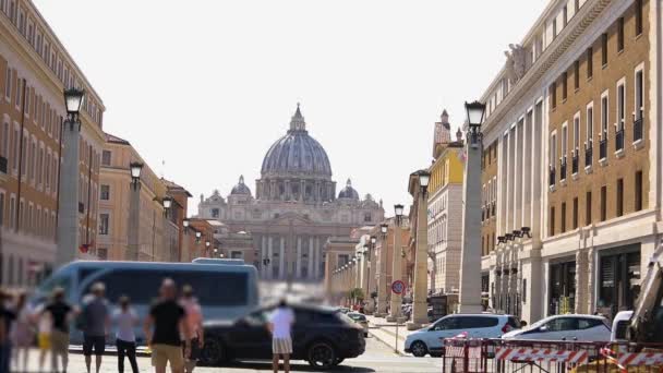La gente camina cerca de la Basílica de San Pedro. Calle que conduce a la Basílica de San Pedro. — Vídeos de Stock