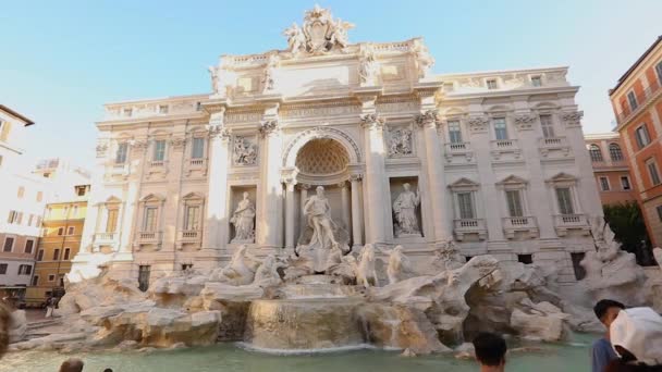 Trevi szökőkút Rómában, Trevi szökőkút napsütéses időben, turisták Trevi szökőkút közelében — Stock videók