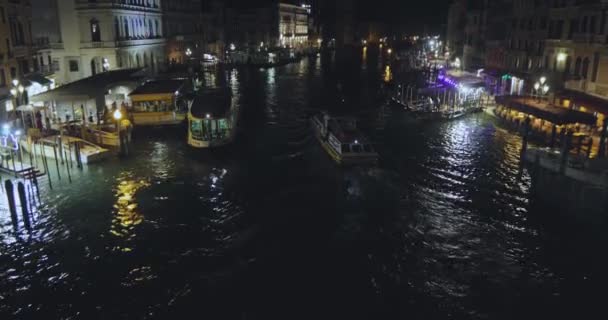 Нічний постріл Гранд-каналу, Венеція, Італія. Вночі човен пливе Великим каналом у Венеції., — стокове відео