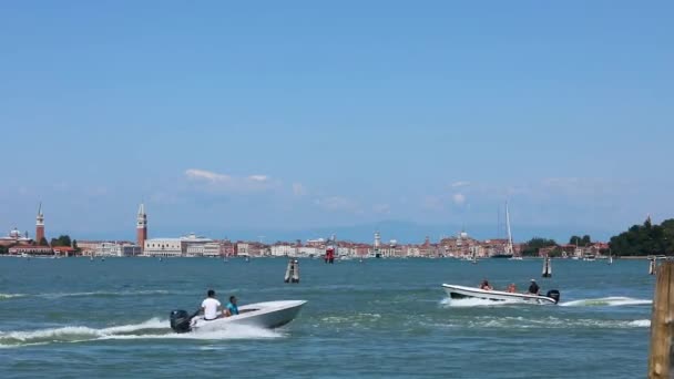 Multe bărci în canalul Veneției, Campanile di San Marco și Palazzo Ducale în fundal. Traficul de apă în Venice — Videoclip de stoc