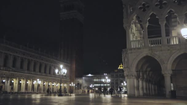 Palacio Ducal en la plaza San Marco de Venecia. Palacio Ducal por la noche. Arquitectura en St. Marks Square — Vídeos de Stock