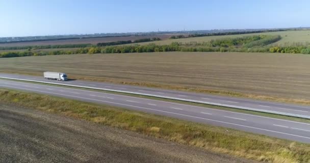 Il camion guida lungo i campi vista dall'alto. Camion guida lungo i campi con il tempo soleggiato. Camion guida su una bella strada — Video Stock