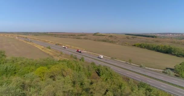 El camión conduce a lo largo de los campos vista superior. Camión conduce a lo largo de los campos en tiempo soleado. Camión conduciendo en una hermosa carretera — Vídeos de Stock