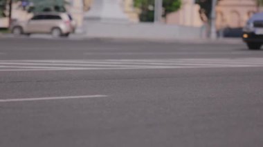 Şehirdeki arabalar. Arabaların gittiği yol. Yoğun şehir trafiği