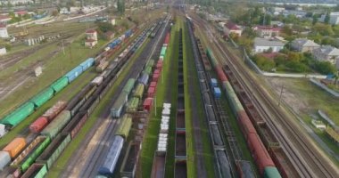 Renkli trenler büyük bir tren istasyonunda duruyor. Büyük tren deposu. Demiryolu kavşağı çok sayıda demiryolu manzaralı.