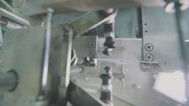 Krema paketleme tüpleri yakın çekim. Paketleme yakın plan. Tüplere krem paketlemek için otomatik makine.