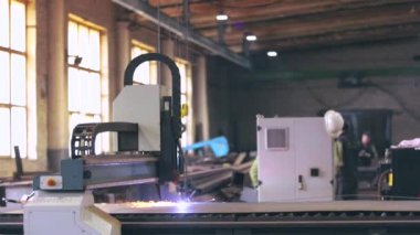 Metal kurusıkı plazmayı kesiyor. Plazma kesimi. Cnc plazma makinesi