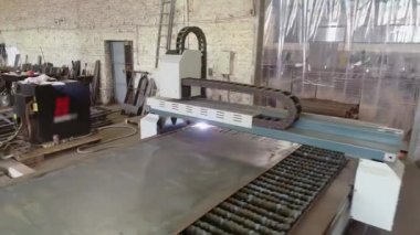 Gaz kaynaklama cnc makine üst görünümü. CNC makinesinde metal kurusıkı kesmek. Gaz kesme işi. Fabrikada gaz kesimi..