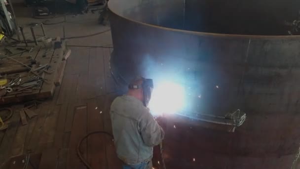 Welder weld a metal part. Welding a metal structure in a factory — Stock Video