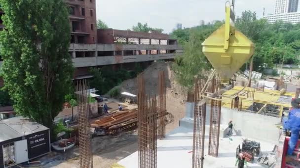 İnşaat alanında çalışanlar. Güçlendirilmiş beton yapılar inşa ediliyor. Modern bir konut kompleksinin inşası — Stok video