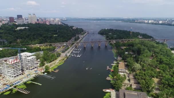 Costruzione di un complesso residenziale vicino al fiume. Costruzione di un condominio sulla riva del fiume — Video Stock