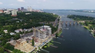 Nehir kenarında bir yerleşim yeri inşa ediliyor. Nehir kıyısında bir apartman inşaatı