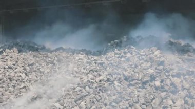 Sıcak kola fırınından çıkan duman. Kola fırını bataryası, kokain fırını kömür üretimi, kokain fırını kömürü.