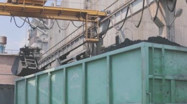 Arabaya kömür yüklüyorum. Arabaya kokain kömürü yüklüyorum. Metalurji şirketinde çalışıyorum.