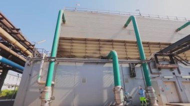 Modern endüstriyel dış görünüş. Modern bir fabrikada boru hattı. Fabrika depolama tankları