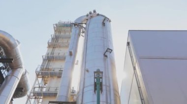 Modern endüstriyel dış görünüş. Modern bir fabrikada boru hattı. Fabrika depolama tankları