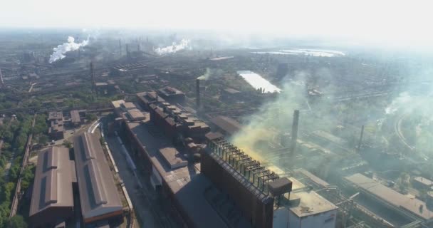 Dangerous emissions from the chimney of the plant. Smoke from a large plant. Flight over a large metallurgical plant. Large plant top view. — Stock Video