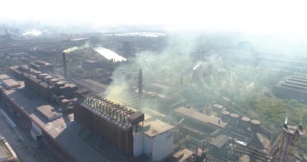 Büyük bir metalürjik bitkinin havadan görünüşü. Büyük bir metalürjik tesisin üzerinden uçmak. Fabrikadan duman yükseliyor. — Stok video