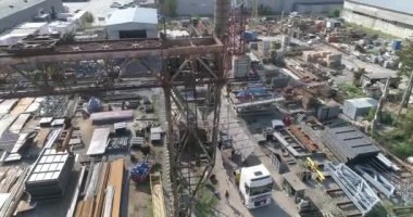 Kule vinç hava görüntüsü. Büyük bir inşaat vincinin işi. Kule vinci
