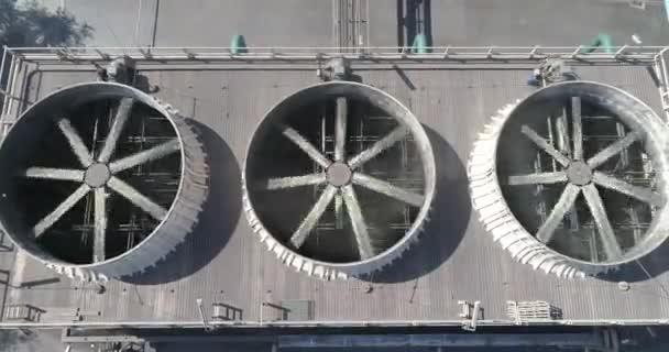 Sistema de resfriamento em uma visão aérea de fábrica. Grande fã industrial. Ventiladores de refrigeração na vista aérea da planta. — Vídeo de Stock