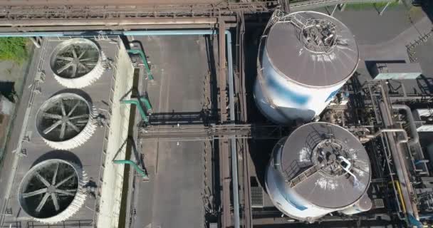 Kylsystem i fabrikssikt. Stor industrifläkt. Kylfläktar på anläggningen antenn utsikt. — Stockvideo