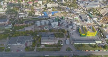 Modern sarı bir fabrika, modern sarı dış görünüşlü bir fabrika. Sarı bitki