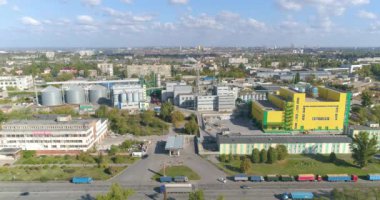 Modern sarı bir fabrika, modern sarı dış görünüşlü bir fabrika. Sarı bitki