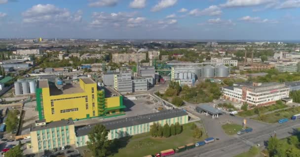 Zona industrial con modernas fábricas vista superior. Vuelo sobre el área industrial. Planta vista superior. Planta amarilla — Vídeo de stock