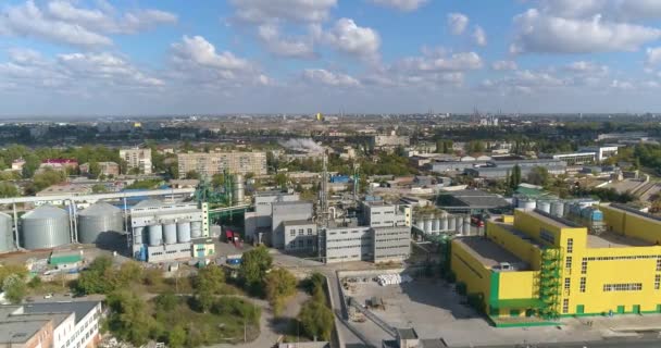 Voando perto da fábrica amarela, belas nuvens no fundo. Grande zona industrial em bom tempo vista aérea — Vídeo de Stock