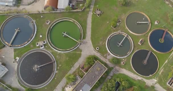 Survol des installations de traitement des eaux. Traitement industriel des eaux. Vue aérienne du traitement des eaux usées. — Video