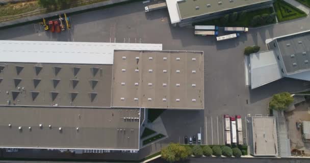 현대 공장의 상공을 날고 있다. 현대 디자인의 탑 뷰가 있는 공장. 현대식 공장 항공 사진. — 비디오