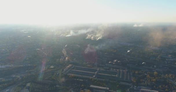 Le début de la journée de travail à l'usine. Émissions d'une grande usine métallurgique. Vol au-dessus de la plante le matin. — Video