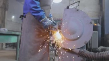 Değirmen çarkında metal bir parça işleniyor. Parlak kıvılcımlar metal bir parçayı makinelemekten geliyor. # Öğütücü tekerlekteki bir parçanın kıvılcımları #