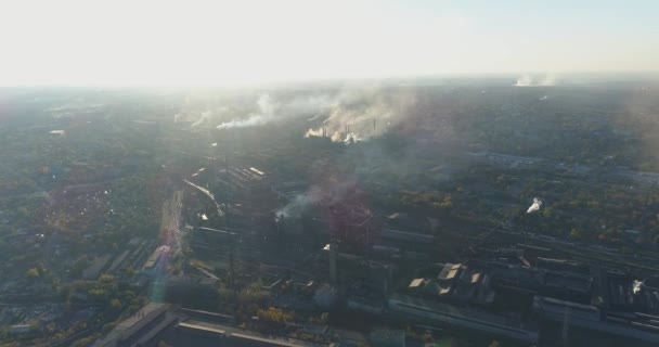 Émissions d'une grande usine métallurgique. Vol au-dessus de la plante le matin. Le début de la journée de travail à l'usine. — Video