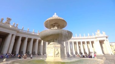 St. Peters Meydanı 'ndaki Slow Motion Fountain. St. Peters Meydanı. İtalya, Roma