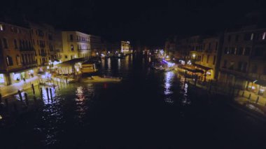 Tekne Venedik 'teki Büyük Kanal boyunca gidiyor. Venedik geceleri, Venedik 'in güzel gece manzaraları, Venedik' in gece kanalları..