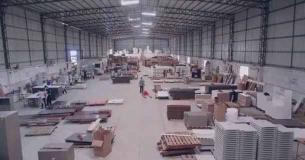 Ludzie pracują w fabryce mebli. Produkcja mebli, widok na ponoram powierzchni produkcyjnej fabryki mebli. — Wideo stockowe