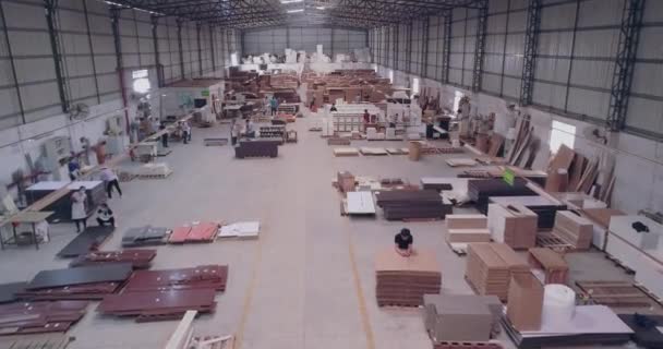 La gente lavora in una fabbrica di mobili. Produzione di mobili, vista ponoram della zona di produzione della fabbrica di mobili. — Video Stock