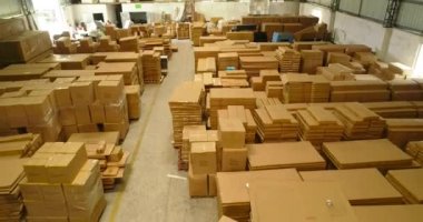 Mobilya fabrikasında büyük bir depo, fabrikada bir depo dolusu hammadde. Bitmiş ürünlerin olduğu depo