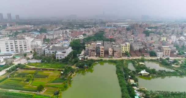 Fattigt område i Kina utsikt från en drönare, asiatiska slumområden nära en reservoar skytte från en drönare — Stockvideo