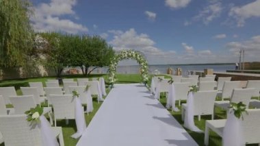 Düğün dekoru, çiçeklerin düğünü için kemer. Modern düğün dekorasyonu
